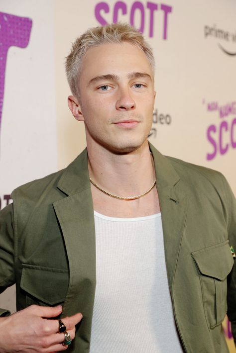 Drew Starkey was born on 4 November 1993 in Asheville, North Carolina. He is an American actor who has been acting for about seven years now. Drew Starkey made a ... Read more» The post Drew Starkey Wiki, Biography, Outer Banks and more details appeared first on Sidomex Entertainment. Billy Wilder, Obx Cast, Rafe Cameron, Boy Celebrities, California Los Angeles, Drew Starkey, Asheville North Carolina, Famous Men, Hottest Guy Ever