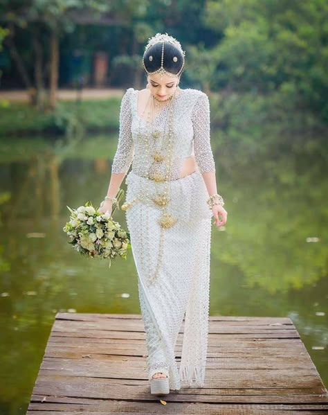 Bride Saree Wedding, Asian Bridesmaid Dresses, Buddhist Wedding Dress, Kandian Bride, White Saree Wedding, Red Saree Wedding, Buddhist Wedding, Sri Lankan Bride, Srilankan Wedding