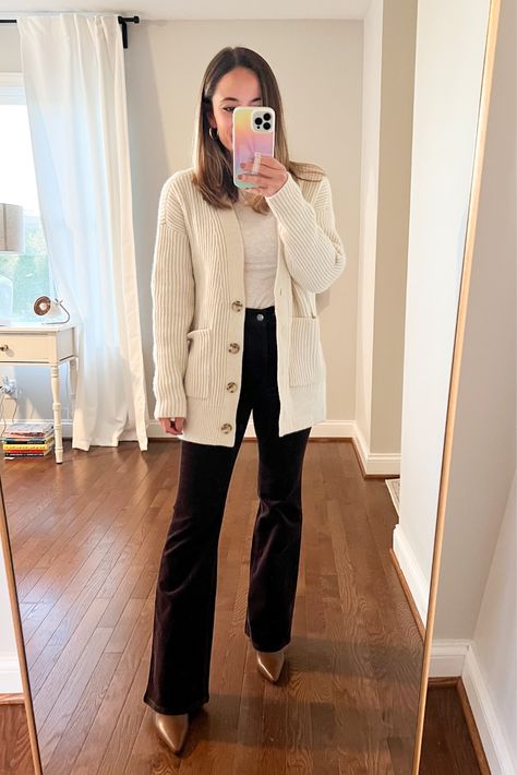 Black Courderoy Pants Outfit Women, Black Corduroy Pants Outfit Women, Flare Corduroy Pants Outfit, Black Flare Jeans Outfit Winter, Corduroy Pants Outfit Winter, Courderoy Pants Outfits Women, Corduroy Flare Pants Outfit, Outfits With Flare Pants, Boot Cut Pants Outfit