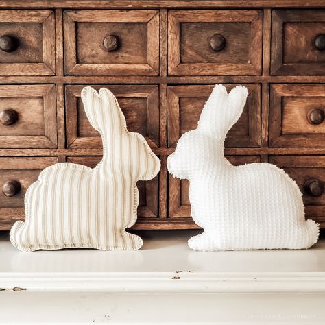 DIY Farmhouse Bunnies | French Creek Farmhouse Farmhouse Bunny Pattern, Bunny Pattern Printable, Fabric Bunny Pattern Free, Easter Bunny Template, Bunny Templates, Easter Home Decor, Rabbit Crafts, Easter Pillows, Farmhouse Crafts