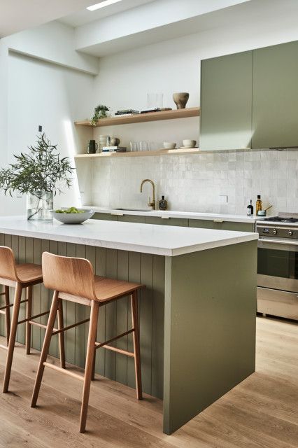 Traditional Kitchen Backsplash, Modern Konyhatervezés, Backsplash Options, Olive Green Kitchen, Model Dapur, Scandi Kitchen, Sage Green Kitchen, Kabinet Dapur, Green Kitchen Cabinets