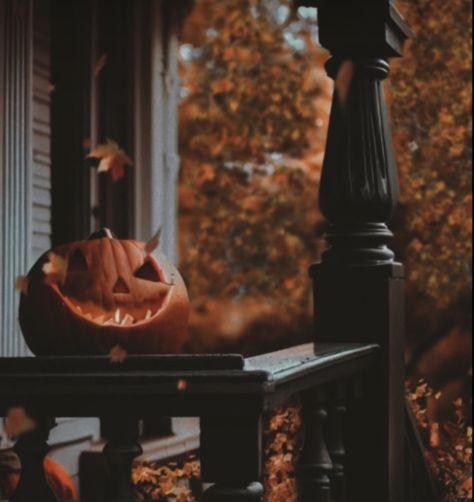 Autumn Magic, Dark Autumn, Pumpkin Spice Season, Halloween Inspo, Season Of The Witch, Fall Pictures, Halloween Pictures, Autumn Cozy, Autumn Aesthetic