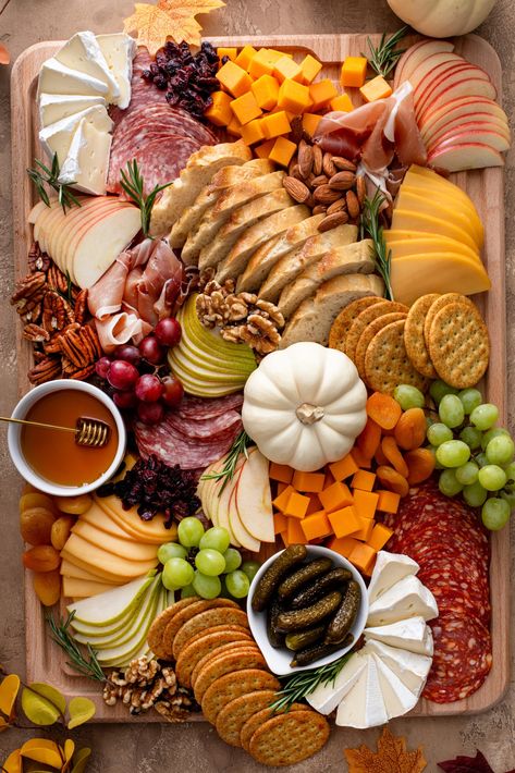 How To Build An Easy Fall Charcuterie Board - Eating With Erica Fall Charcuterie Board Ideas, Friendsgiving Appetizers, Decorate For Thanksgiving, Fall Charcuterie Board, Thanksgiving Charcuterie, Fall Charcuterie, Charcuterie Board Meats, Charcuterie Appetizers, Thanksgiving Snacks