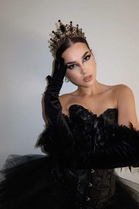 Black Swan Gown, College Halloween Costume Brunette, Halloween Inspo For Brunettes, Halloween Ideas Brunette, Black Swan Inspired Makeup, Black Swan Quince, Halloween Costume Black Corset, Black Swan Costume Makeup, Black Swan Outfits Inspired