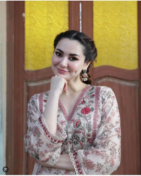 Hala Hamza, Hania Amir Dresses, Haniya Amir, Classy Women Quotes, Cotton Suit Designs, Hania Aamir, University Outfits, Best Makeup Looks, Desi Dress