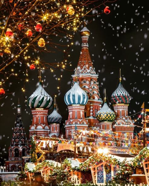 Happy New Year! 🎊🎆🎄🎁 #cbviews #ig_color #street_vision #citysquad #tonekillers #best_worldplaces #ig_europa #wonderfulplaces #citypics… Red Square Moscow, Moscow Winter, Christmas Eve Party, Canon 6d, Russian Architecture, Red Square, The Count, City Buildings, Moscow Russia