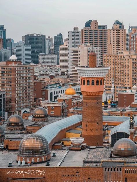 📍Xinjiang International Grand Bazaar in Urumqi is the world's largest by scale, combining Islamic culture, architecture, and entertainment. It is famous for Uygur food and handicrafts, as well as street dancing. 📸RED/你的老朋友Max Urumqi City, Xintiandi Shanghai, Xijiang Miao Village, Chinese Imperial Palace, Urumqi, Islamic Culture, Grand Bazaar, Worlds Largest, Beautiful Landscapes