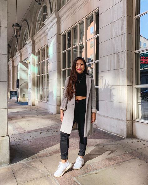 Toronto style. The post What to Wear in Toronto appeared first on Diary of a Toronto Girl. Black Crop Turtleneck, Toronto Outfits, Minimal Fall Outfit, Crop Turtleneck, Grey Wool Coat, Toronto Girls, Fall Fashion Skirts, Toronto Fashion, Outfit Inspiration Fall