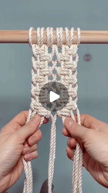 Circular Weaving Loom, Macrame Tutorial Beginner, Macrame Plant Hanger Tutorial, Macrame Plant Hanger Patterns, Macrame Knots Tutorial, Makramee Diy, Macrame Knots Pattern, Macrame Wall Hanging Diy, Macrame Wall Hanging Patterns