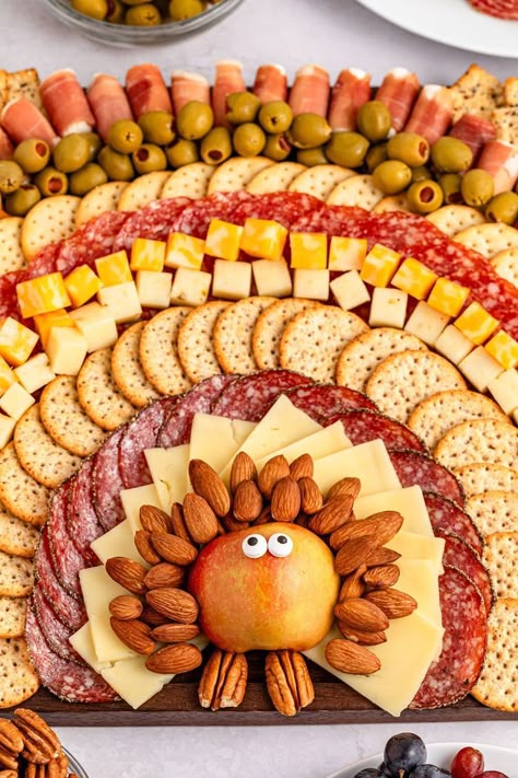 10 Minute Thanksgiving Snack Board Turkey Snack Board, Snack Lays, Themed Charcuterie Board, Thanksgiving Charcuterie Board, Dessert Platters, Thanksgiving Food Crafts, Thanksgiving Charcuterie, Cheese Ball Recipes Easy, Seasoned Crackers