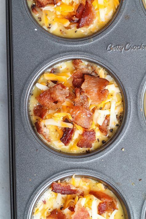 Cheesy #bacon Egg Muffins - Low in carbs and high in protein - The perfect make-ahead breakfast for on the go. Breakfast For On The Go, Bacon Egg Muffins, Egg Muffins Recipe, Desayuno Keto, Deep Cleaning Hacks, Cheesy Bacon, Egg Muffins, Best Breakfast Recipes, Make Ahead Breakfast