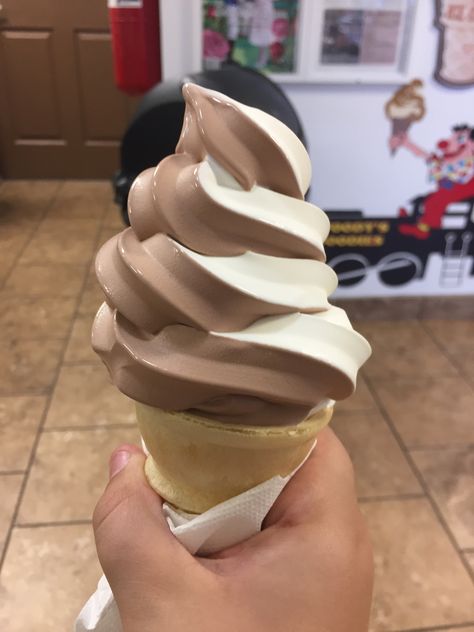 Eating ice cream at woodies!! Meal Prep Snacks, Frozen Snack, Yummy Ice Cream, Eating Ice, Eating Ice Cream, Food Babe, Soft Serve Ice Cream, Food Therapy, Yummy Comfort Food