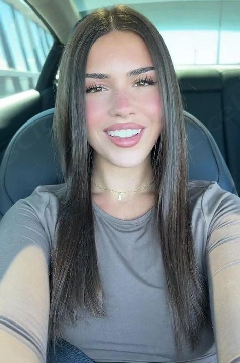 SHE’S an Australian model, who regularly shares pictures and videos of herself on her social media pages. But no-one could predict that influencer Leah Halton’s recent TikTok video would blow up as much as it did – and was on 372 million views when this article was published. The 12-second clip begins with Leah’s face […]  ... daha fazla Sandy Diana Bang, Hj Evelyn, Simone Simmons, Mai Pham, Brunette Celebrities, Leah Halton, Natural Summer Makeup, Makeup Tuts, Celebrities Before And After