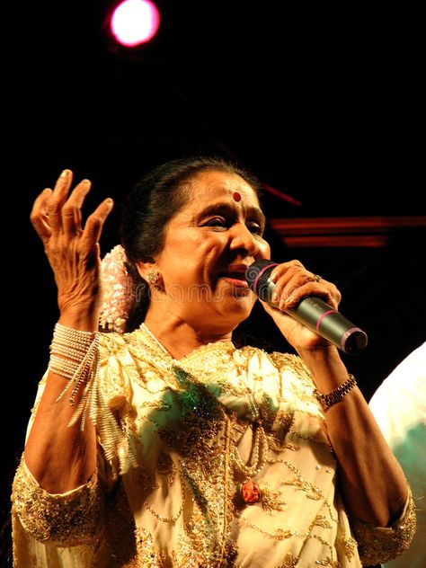 Asha Bhosle Images, Singing On Stage, Singer Photo, Asha Bhosle, Buddha Art Painting, Buddha Art, Art Geometric, Bollywood Saree, On Stage