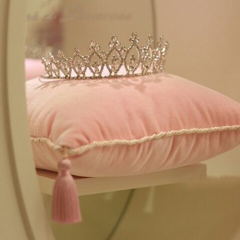 Melisa Core, Princess Crown Aesthetic, Glinda Aesthetic, Pink Princess Aesthetic, Glowing Hair, Princess Knight, Vibe Mood, Still Awake, Crown Aesthetic