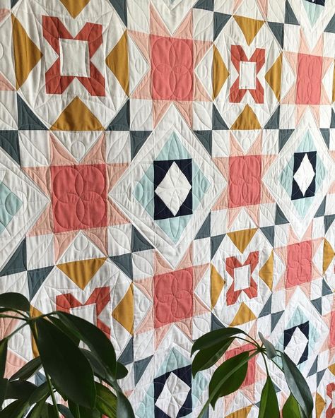 Krista Schneider on Instagram: “I’m so excited to show off the custom quilting I did on Lindsey @peartreedesignsco’s #themulberryquilt! She released the pattern today and…” Crest Quilt Pattern, Popular Quilt Blocks, Pear Quilt Block, Quilt Triangle Pattern, Hexagonal Quilt Pattern, Modern Floral Quilt, Modernly Morgan Quilts, Homecoming Quilt Pattern, Apple Quilt Block