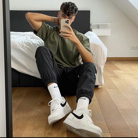 Air Force 1 Outfit Men Winter, White Joggers Outfit Men, Nike Af1 Outfit Men, White Nike Air Force 1 Outfit, Air Max Plus Outfits, Cute White Socks, Nike Air Force Ones Outfit, Blazers Sneakers, Nike Socks Outfit