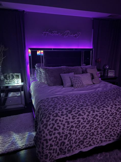 Room Decor Ideas Latina, Purple And Leopard Bedroom, Classy Bedroom Colors, Purple And Silver Bedroom Ideas, L Shaped Room Ideas, Purple Room Theme, Purple Rich Aesthetic, Purple Bedding Aesthetic, Red Led Room