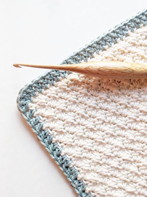 A crochet swatch with a double crochet border. Easy Crochet Borders, Crochet Baby Blanket Borders, Double Crochet Baby Blanket, Crochet Picot Edging, Borders Crochet, Crochet Edging Patterns Free, Crochet Blanket Border, Afghan Patterns Free, Crochet Scarf For Beginners