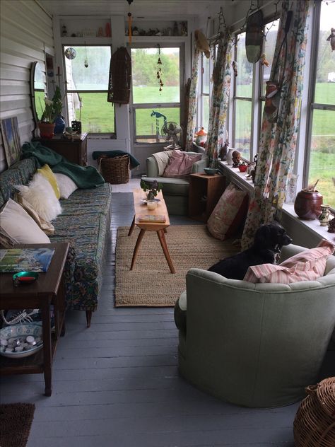 Sunroom Mobile Home, Sunroom Ideas Apartment, Sun Porch Sitting Room, Tiny House Sunroom, Cozy Porch Aesthetic, Sunroom Aesthetic Cozy, Sunroom Decorating Ideas Vintage, Comfy Porch Ideas, Eclectic Sunroom