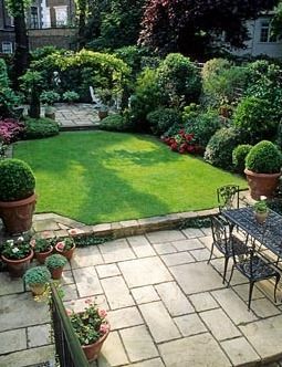 Small formal town garden with paved patio, dining table and chairs, lawn, containers, borders and arch dividing separate patio at far end of garden – London A bit formal for my taste, but like the use of space. Small Patio Design, City Gardens, Small Patio Garden, Small Garden Ideas, Paved Patio, Formal Garden, Garden Images, Have Inspiration, Patio Landscaping