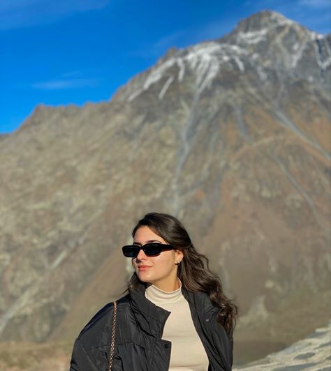 Photoshoot Ideas On Mountain, Photo Poses In Mountains, Mountain Photo Poses, Mountain Outfit Aesthetic, Hill Station Photography Ideas, Photoshoot In Mountains, Mountain Pictures Poses, Kashmir Photoshoot, Mountain Style Fashion