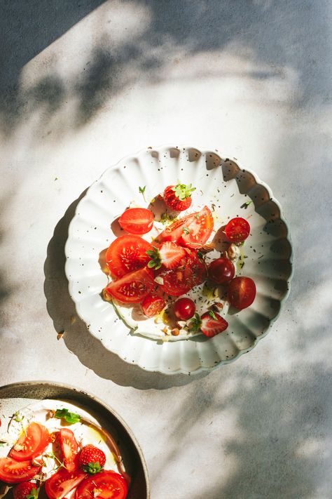 Sunlight Food Photography, Tomato Salad Photography, Breakfast Food Styling, Greek Food Photography Styling, Farmhouse Food Photography, Cookbook Photography Inspiration, Minimalist Food Photography Aesthetic, Homemade Food Photography, Tomato Photography Food Styling