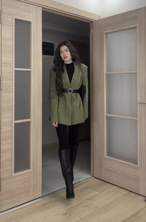 Western Classy Outfits Women, Femenine Outfits Style Winter, Elegant Outfit Classy Winter, Classy Winter Outfits Chic Elegant, Old Money Outfits Women Winter Elegant, Outfit Formal Invierno, Winter Elegant Outfit Classy Chic, Outfit Formal Invierno Mujer, Stylish Work Outfits 2024 Winter