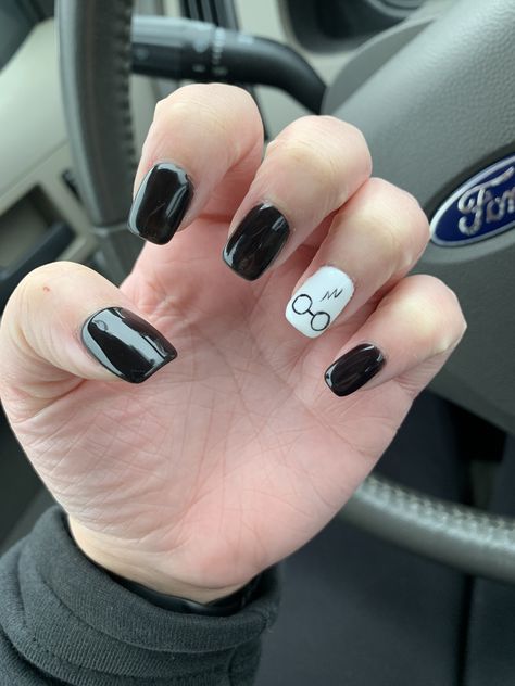 Universal Studios Nails Acrylic, Universal Studios Orlando Nails, Universal Nail Ideas, Harry Potter Nails Short, Harry Potter Halloween Nails, Nails For Universal Studios, Universal Studio Nail Designs, Easy Harry Potter Nails, Harry Potter Nails Simple