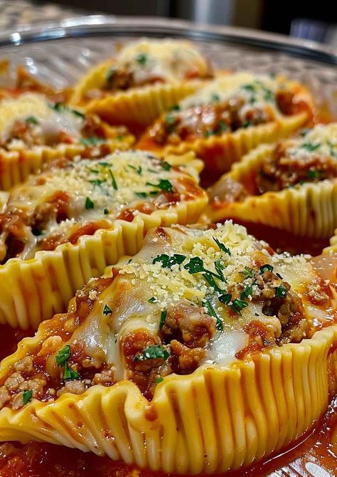 These Creamy Ricotta Beef Stuffed Shells are loaded with a savory beef and cheese filling, topped with marinara sauce, and baked to golden, bubbly perfection. Perfect for family dinners or meal prep! It’s an easy and comforting Italian dish that everyone will love. Get the full recipe and try it today! Large Stuffed Shells Ground Beef, Beef Stuffed Shells, Sausage Stuffed Shells, Shells Pasta, Steak Gorgonzola, Cheesy Pasta Bake, Shell Pasta Recipes, Stuffed Shells Ricotta, Comfort Pasta