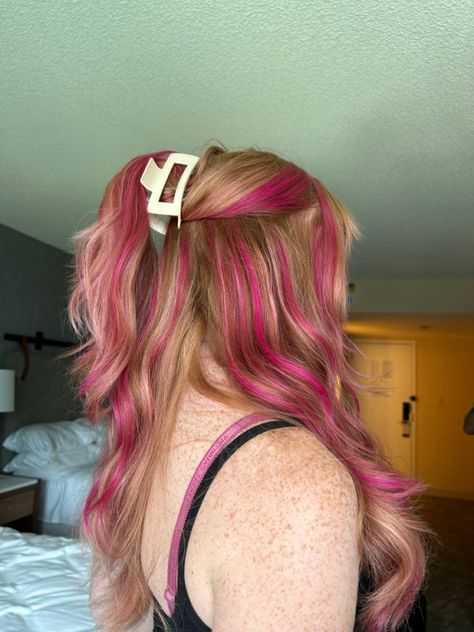 Red hair with pink highlights Color Streaks In Hair, Hair Pink Streaks, Pink And Red Hair, Pink Hair Streaks, Pink Hair Highlights, Hair Color Idea, Highlight Ideas, Pink Streaks, Pink Blonde Hair