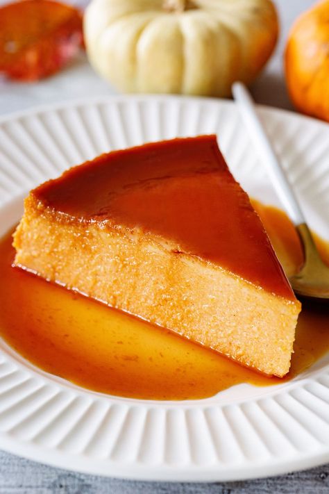 This flan de calabaza is the perfect thanksgiving Latin American dessert! Creamy flan made with a custard enriched with pumpkin puree and spices. It is rich, decadent, and SO DELICIOUS! #pumpkindesserts #calabazathanksgiving #diadegraciaspostres #receta Calabaza Recipe, Creamy Flan, Mexican Flan, Pumpkin Empanadas, Pumpkin Flan, Italian Recipes Appetizers, American Dessert, Thanksgiving Food Sides, Baked Custard