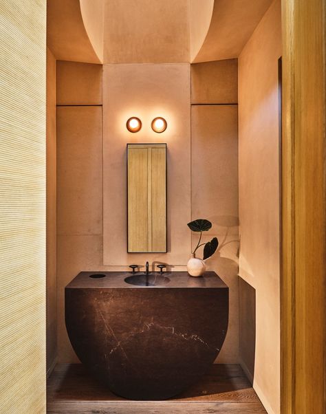 Kelly Wearstler Interiors MAGNUM OPUS Kelly Wearstler Bathroom Design, Kelly Wearstler Powder Room, Kelly Wearstler Bathroom, Door Showroom, Kelly Wearstler Interiors, Modern Powder Room, Sai Kung, Palm House, Powder Room Decor