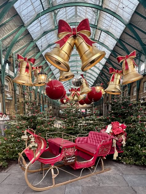 View of Santa's Sleigh in Covent Garden in London. This is a popular place for many to take photos. The traditionally decorated sleigh is a reconditioned 1884 carriage hand-painted by British artist James Gemmill. Note: No reindeer or Santa himself will be visiting with the Covent Garden sleigh. Also, the sleigh is roped off from 9 pm to 9 am. 📸 © Ursula Petula Barzey. #BlueBadgeTouristGuide #LetsDoLondon #VisitLondon London Christmas Decorations, Santa’s Sleigh, Christmas Mall Decoration, Mercedes Christmas, Santa Sleigh Decoration, Christmas Set Design, Christmas Venue, Mall Santa, Christmas Store Displays