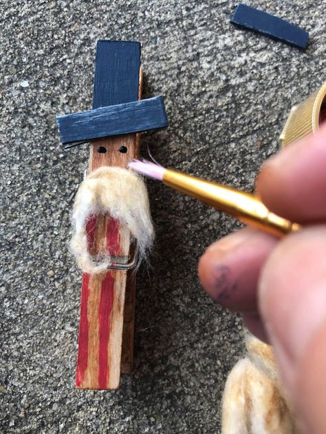 DIY Americana Clothespin Craft - The Shabby Tree Americana Crafts Diy, Primitive Americana Crafts, Diy Americana Decor, Fouth Of July Crafts, French Country Crafts, Primitive Americana Decor, 4th Decorations, Patriotic Crafts Diy, Clothespin Crafts Christmas