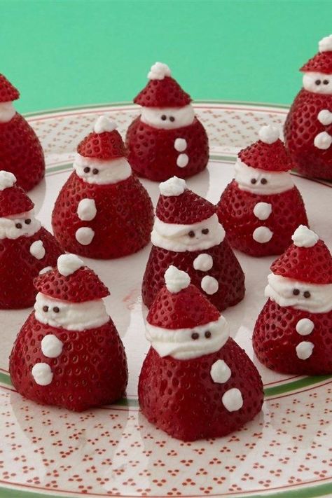 Mini Strawberry Santas Cute Easy Christmas Appetizers, Red Christmas Food Board, Easy Christmas Fruit Ideas, Fun Christmas Food Dinner, Christmas Picky Food, Mini Desserts Christmas, Cute Christmas Party Ideas, Christmas Ideas Food, Red Christmas Food