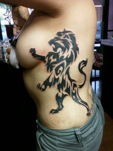 Lion Tattoos: Here we will show you the 10 best lion tattoo designs which rank high in popularity. Lion Tattoo Ribs, Tattoos Of Lions, Leo Lion Tattoos, Tattoo Ribs, 16 Tattoo, Tulip Tattoo, Lion Tattoos, Lion Tattoo Design, Leo Tattoos