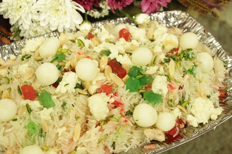 Mutanjan recipe by Shireen Anwar - It is a traditional Pakistani sweet dish from the Kashmiri cuisine. It is a non vegetarian dish with a perfect blend of Sela rice, meat, sugar, and lots of nuts. Other ingredients that give it a perfect taste are Ghee, Khoya, Ashrafi, green cardamom, cloves, colored cham cham, and green/red/yellow color drops. Mutanjan recipe is perfect dessert that can be served on special occasions like Eid dinner or at wedding functions. This delightful Mutanjan Recip Mutanjan Recipe, Eid Dinner, Fast Healthy Food, Kashmiri Cuisine, Rice Meat, Green Cardamom, Sweet Dish, Vegetarian Dish, Fast Healthy Meals