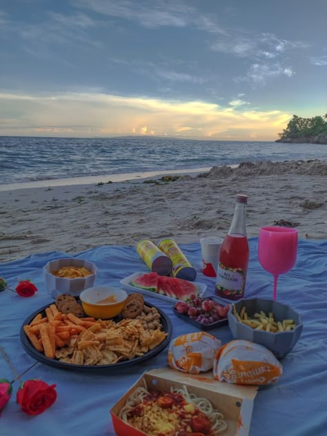 Parties At The Beach, Picnic At The Beach Aesthetic, Beach Picnic Aesthetic Food, Beach Picnic Aesthetic Friends, Picnic On The Beach Ideas, Beach Picnic Date Ideas, Beach Picnic Pictures, Picnic Beach Ideas, Simple Beach Picnic