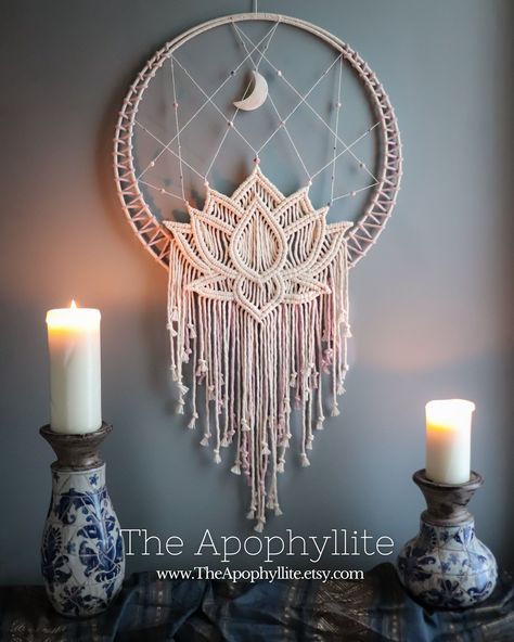 This beautiful wall hanging design features a lotus blossom design made using macrame rope-knotting techniques, framed by a cotton-covered a double hoop. The moon pendant is carved from shell and measures 7cm in height. The main beads are pink-zebra jasper with a frosted (matte) finish in light shades of pink, grey, and white, accessorised with small clear glass and sliver coloured metal beads.  This mandala has been handwoven using high quality Makrame Wall Art, Moon Macrame Wall Hangings, Macromae For Beginners Diy, Macrame And Beads, Diy Macrame Gift Ideas, Macrame With Shells, Macrame Mandala Tutorial, Macrame Frame, Macrame Projects Ideas