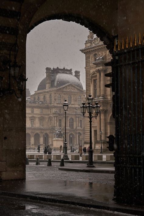 Paris 1910s Aesthetic, Paris Old Photo, Snowy Paris Aesthetic, Louvre Museum Aesthetic Wallpaper, Paris Snow Aesthetic, Life In Paris Aesthetic, France Aesthetic Dark, Dark Museum Aesthetic, Paris Aesthetic Dark