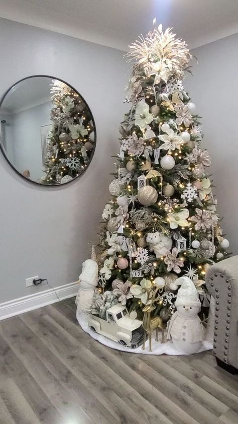 Winter Wonderland Christmas Decorations Apartment, Xmas Tree White And Silver, Gold And Grey Christmas Tree, White Gold Tree Christmas, Christmas Tree White Theme, White Grey Christmas Decor, Frosted Xmas Tree Ideas, Full Christmas Tree Decorating, Gold Silver And White Christmas Decor