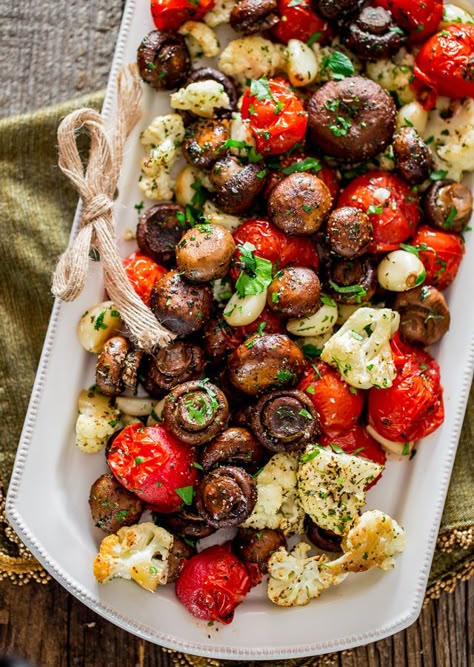 Italian Roasted Mushrooms and Veggies – absolutely the easiest way to roast mushrooms, cauliflower, tomatoes and garlic Italian style. Simple and delicious. Roast Mushrooms, Roast Veggies, Roasted Mushrooms, Meatless Mondays, Think Food, Dinner Sides, Easter Dinner, Vegetable Sides, Top Recipes