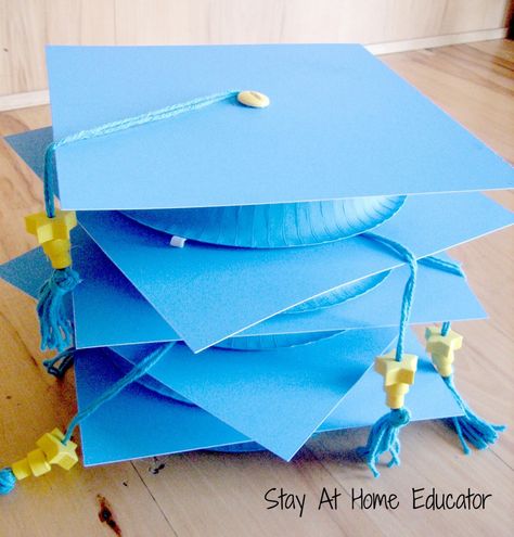 Cute DIY graduation caps for preschool. {Stay At Home Educator} Diy Graduation Caps, Vpk Graduation, Preschool Graduation Party, Kindergarten Graduation Party, Diy Preschool, Pre K Graduation, Graduation Crafts, Diy Graduation Cap, Diy Graduation