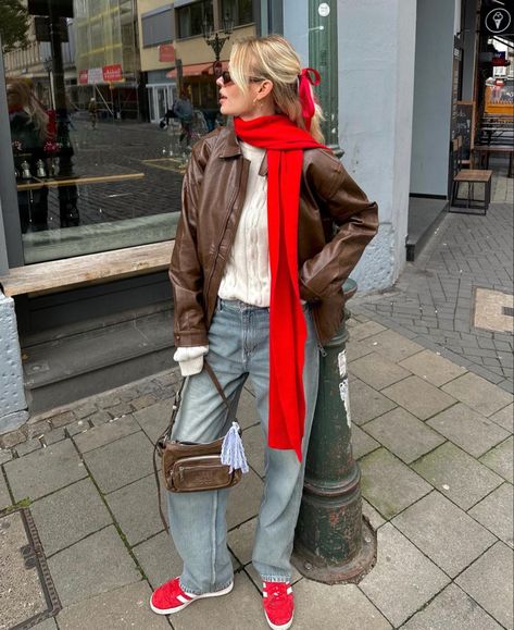 Outfit With Red Scarf, New York Style Winter, New York Winter Outfit Street Style, New York Street Style Winter, Red Accent Outfit, Brown And Red Outfit, Red And Brown Outfit, Italy Outfits Winter, Rome Street Style