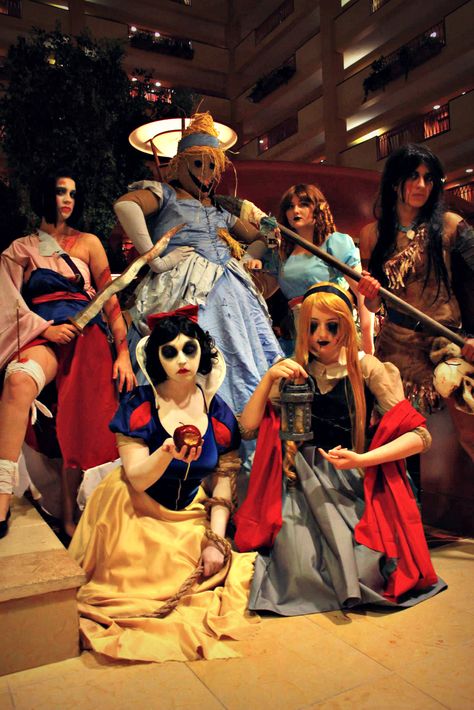 Twisted Disney Group pictures from Nekocon! Pictures by the fabulous Yenra Photography Evil Disney Princesses, Twisted Princesses, Group Cosplay, Disney Princess Costumes, Evil Disney, Disney Theme Party, Zombie Disney, Dark Disney, Twisted Disney