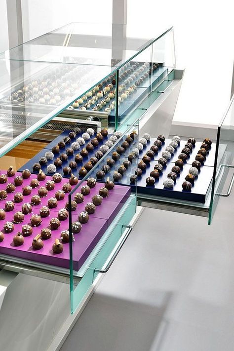 Display Case Design, Chocolate Store Design, Cake Shop Design, Jewerly Display, Chocolate Boutique, Chocolate Store, Jewelry Store Interior, Glass Drawer, Chocolate Stores