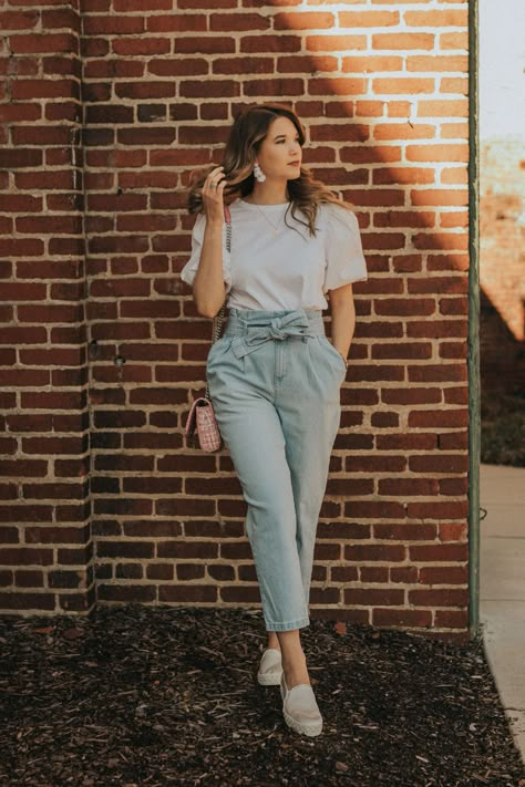 Puff Sleeve Top + Paperbag Jeans - Carolynn Thielges Jean Top Outfits, Paperbag Jeans, Smart Casual Women Outfits, Smart Casual Women, Western Wear Outfits, Casual College Outfits, Puff Sleeve Shirt, Nice Weekend, Pose Fotografi