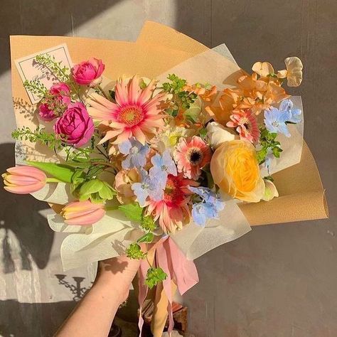 cottagecore soft girl aesthetic flowers tulips cottage core inspo pastel Buy Me Flowers, Bouquets Of Flowers, Nothing But Flowers, Flower Therapy, I Love Flowers, Beautiful Bouquet Of Flowers, Pretty Plants, Bouquet Of Flowers, Flower Bouquets