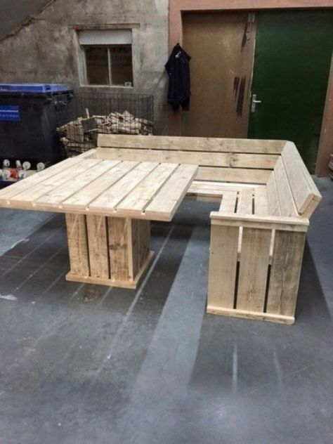 Easy pallet furniture projects for beginners 29 Kursi Outdoor, Table Palette, Pallet Furniture Designs, Pallet Projects Furniture, Pallet Couch, Pallet Sofa, Pallet Decor, Wooden Pallet Projects, Pallet Outdoor